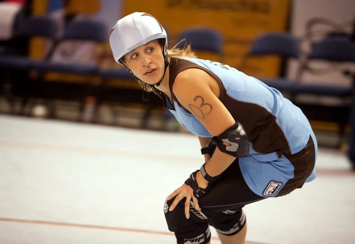 Oly jammer Atomatrix in a low skating stance, looking across the track during the 2011 championship final.