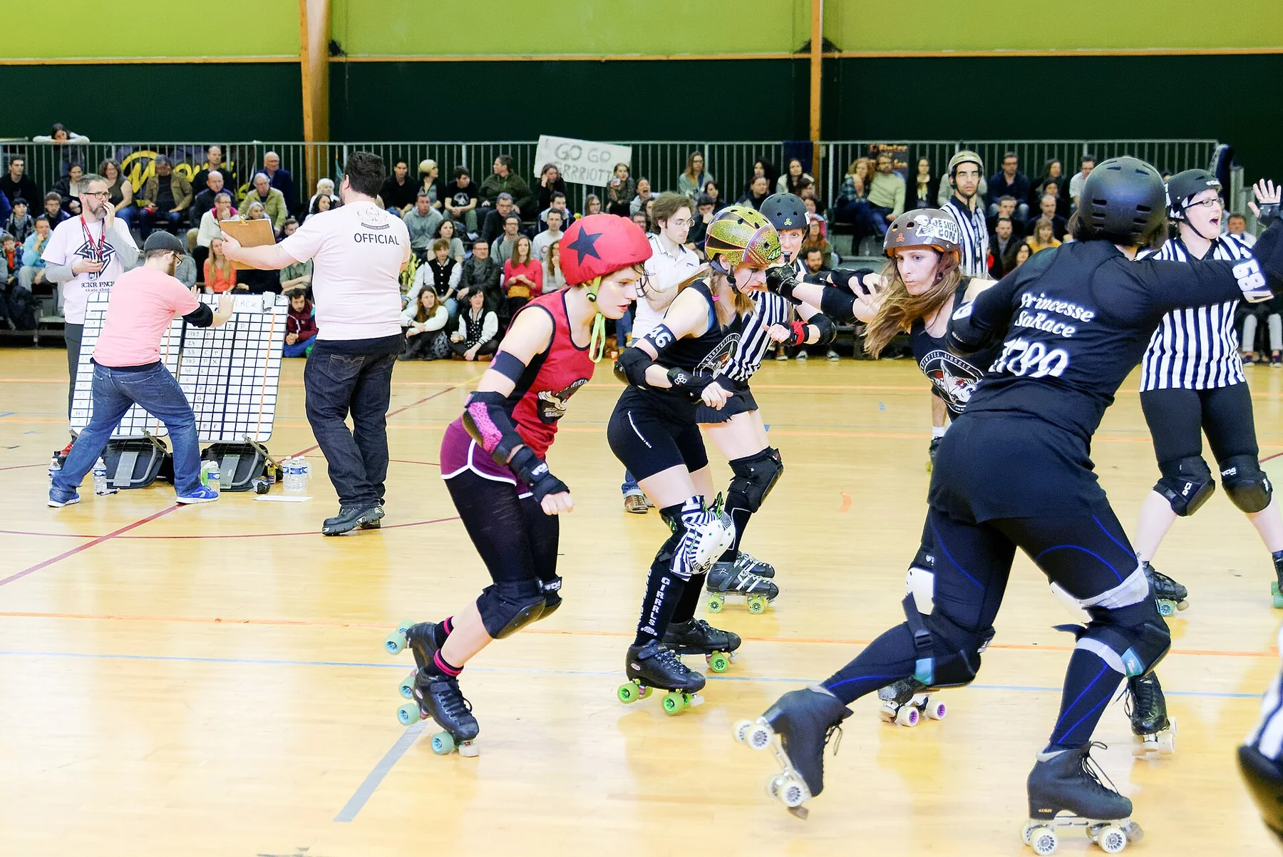 A purple-clad jammer working through a pack of blockers in a Dijon versus Lyon bout.